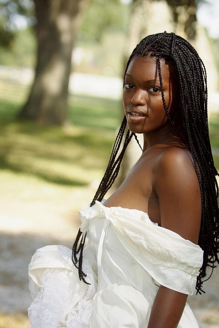 20P Ebony con increíbles tetas grandes Deserea se quita el vestido y posa al aire libre
