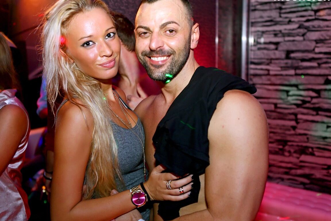 15P Las fiesteras europeas no pueden quitar las manos de las pollas de los strippers masculinos