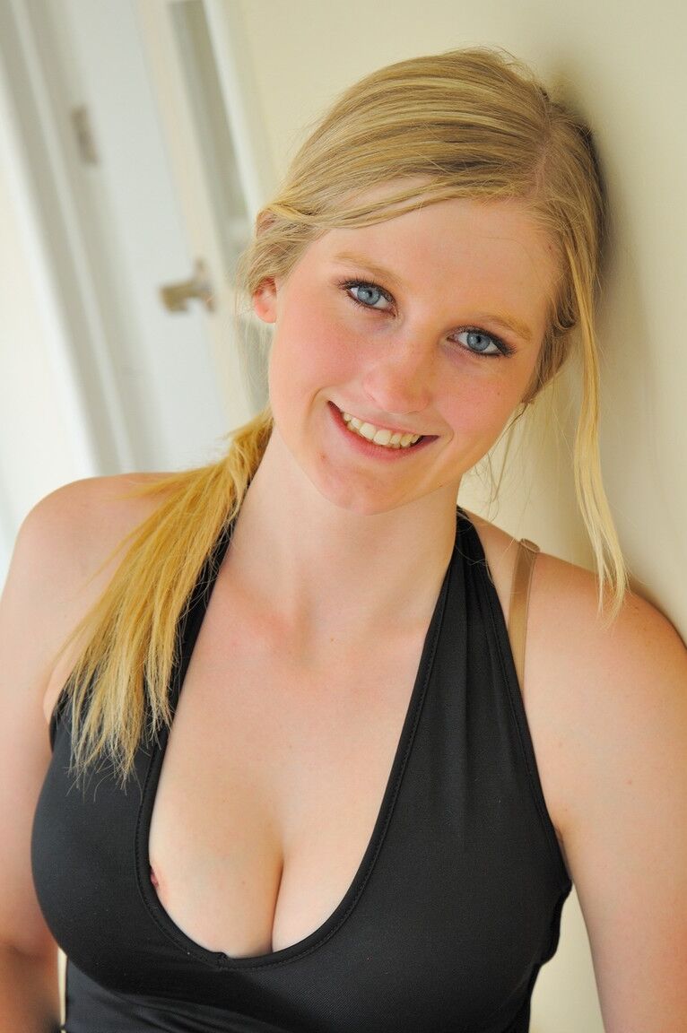 20P L'adorable blonde Summer révèle sa chatte et son trou du cul avant de se jouer