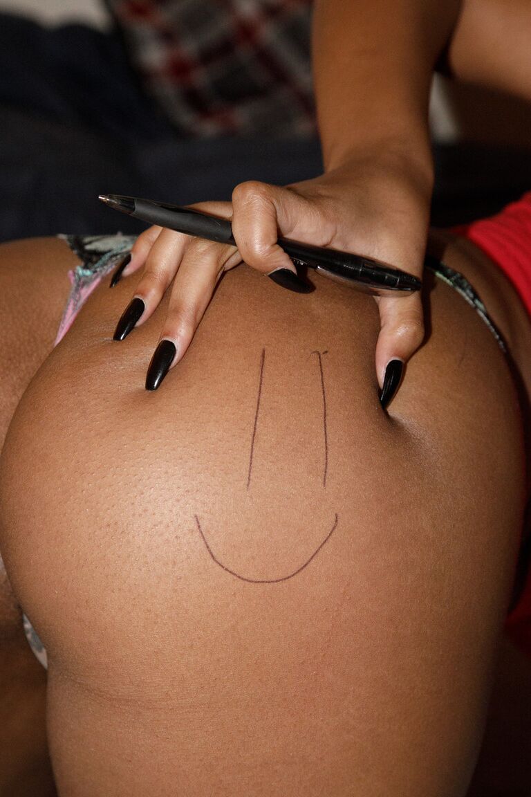 11P La novia de ébano Noelle Monique muestra su jugoso botín