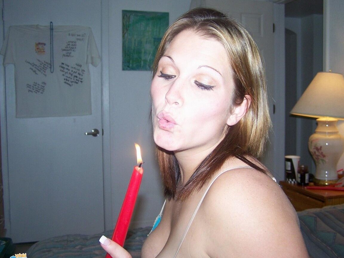 16P Amateur MILF Toni wird mit einer brennenden Kerze in ihrem Arschloch pervers