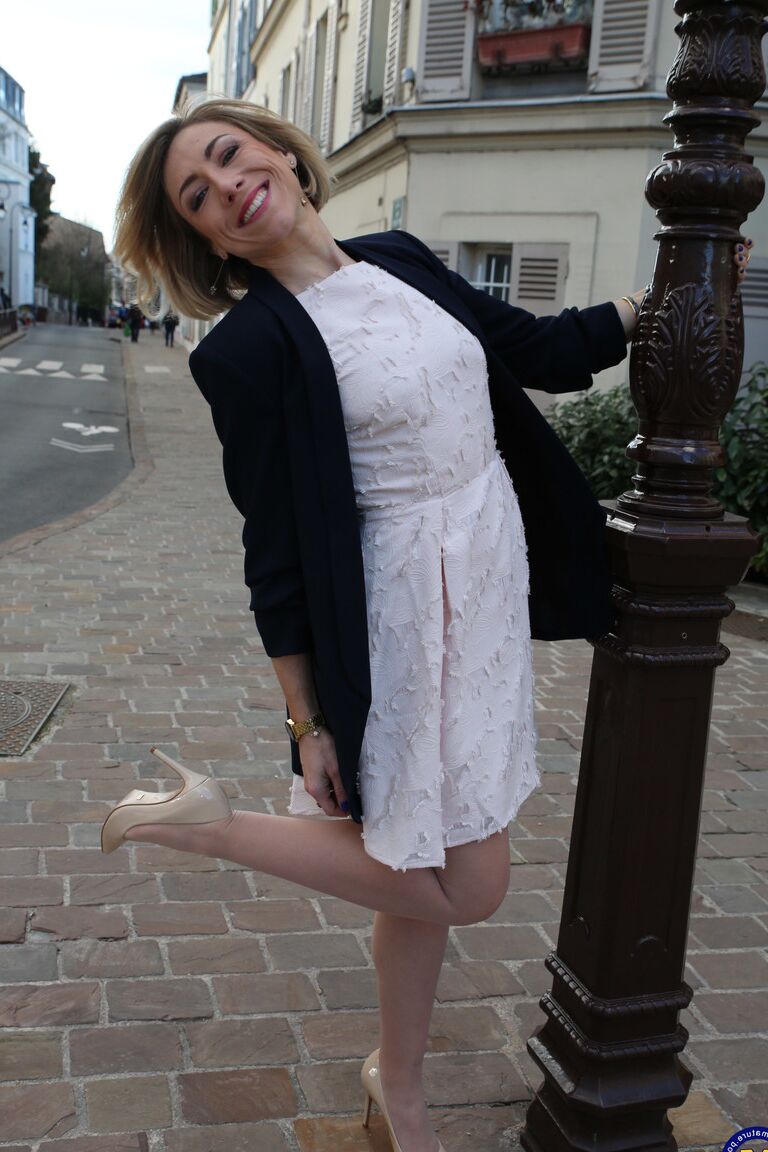 16P 年上のフランス人女性はブラジャーを着て、ペニスの上に乗りながら日焼けしたストッキングを着ます