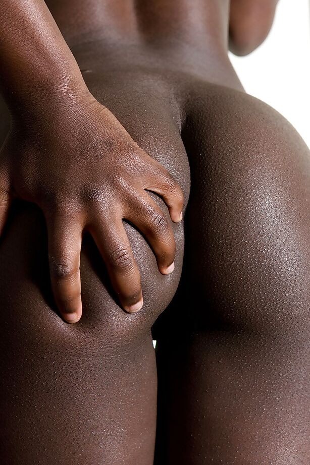 16P Marika amateur de ébano se desnuda y hace alarde de sus grandes pechos negros