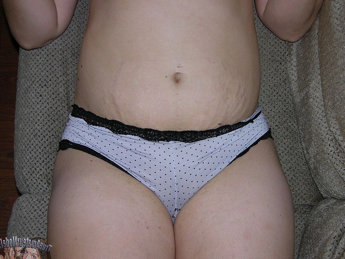 16P Chica amateur gordita modelando desnuda y abriendo el culo Baby D