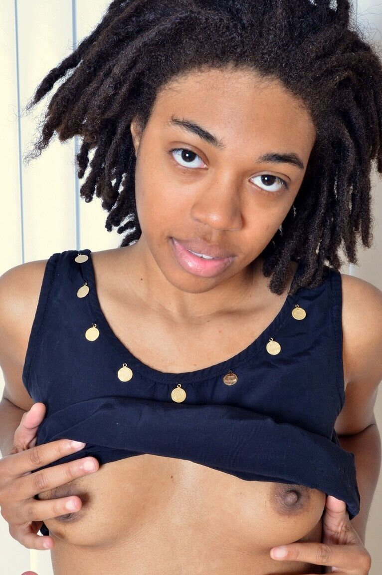 21P La exótica joven negra Olivia Green muestra su coño y sus axilas extremadamente peludas