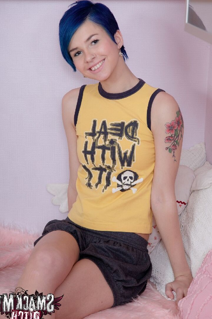 15P Ebba fica linda com seu cabelo azul e tatuagem no braço Quando ela fica nua você pode