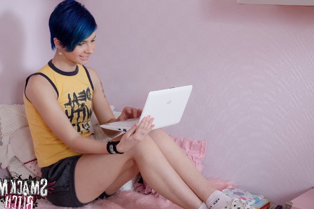 15P Ebba fica linda com seu cabelo azul e tatuagem no braço Quando ela fica nua você pode