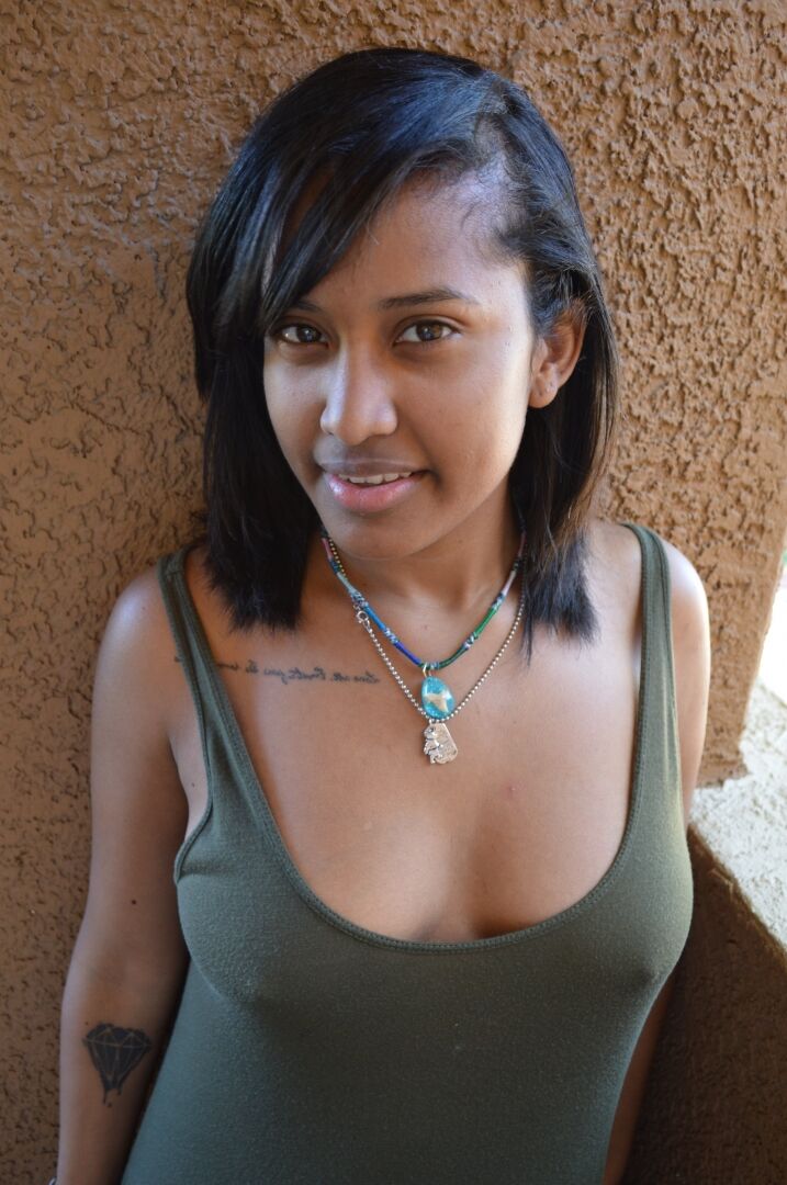 20P Diana Braset, une fille ébène, dévoile ses seins naturels
