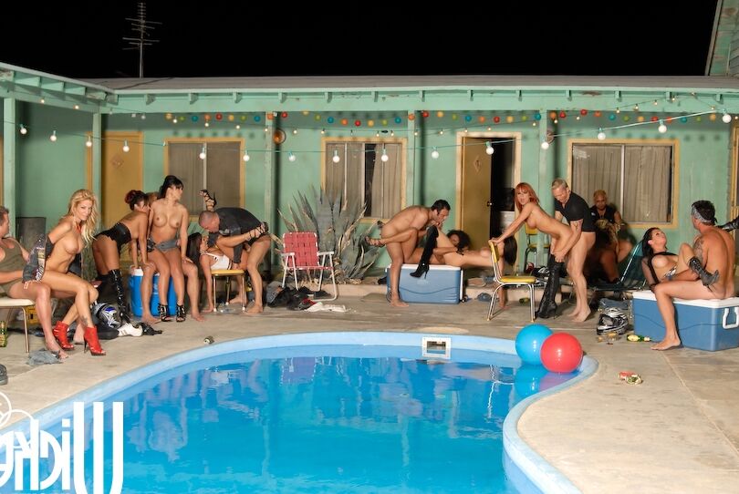 21P Des stars du porno aux gros seins dévoilent leurs juggs et profitent d'un gangbang au bord de la piscine