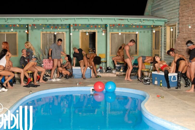 21P Des stars du porno aux gros seins dévoilent leurs juggs et profitent d'un gangbang au bord de la piscine