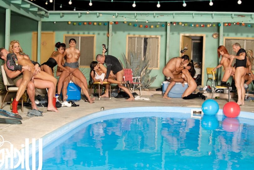 21P Des stars du porno aux gros seins dévoilent leurs juggs et profitent d'un gangbang au bord de la piscine