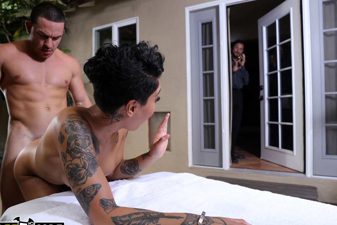 20P La beauté tatouée Honey Gold reçoit un traitement érotique et baise un masseur