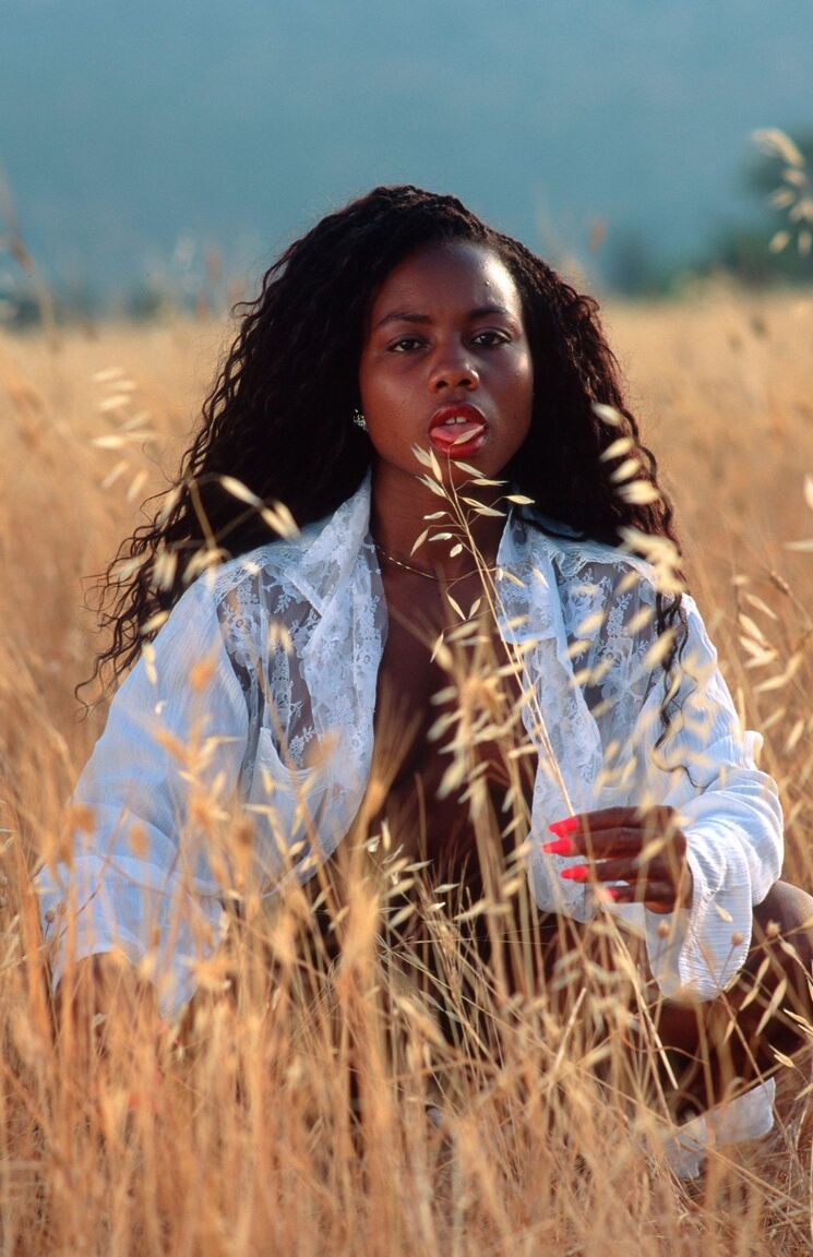 20P Afro-American teen Diana-h strips and poses on a Jeep while enjoying a Safari
