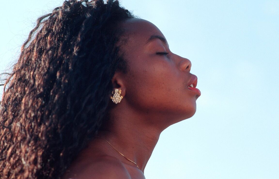 20P Afro-American teen Diana-h strips and poses on a Jeep while enjoying a Safari