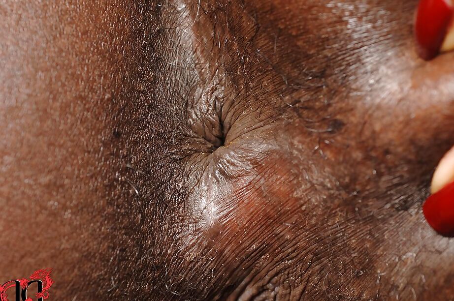 16P A linda gata de ébano Jasmine derrama muito óleo em seu buraco anal