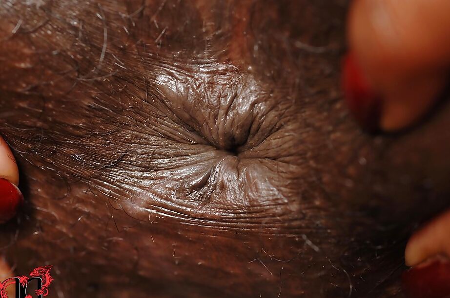 16P A linda gata de ébano Jasmine derrama muito óleo em seu buraco anal
