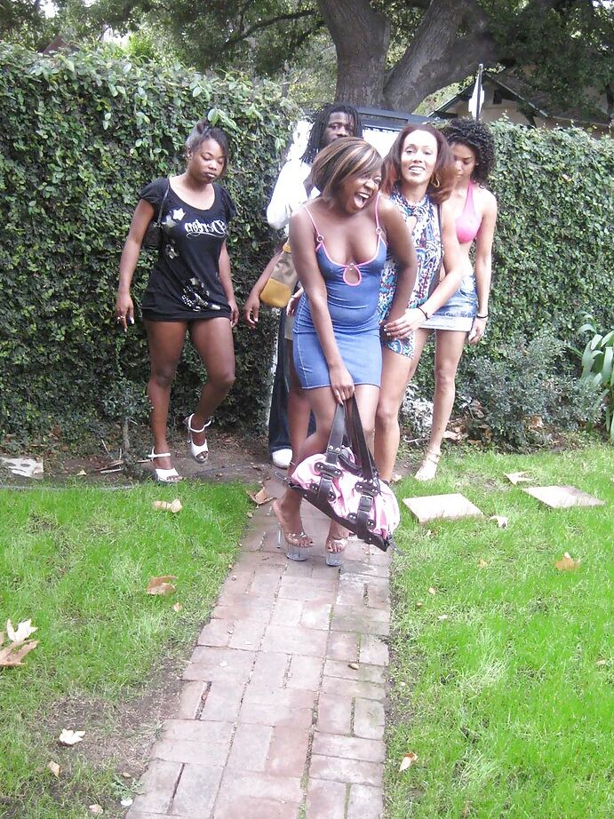 16P Amile Waters, une jeune femme d'ébène aux gros seins, participe à une orgie de sexe en groupe brutale.