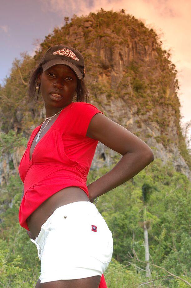 16P Maria L, une femme d'ébène exotique, se déshabille pour montrer son corps au chocolat chaud en plein air.