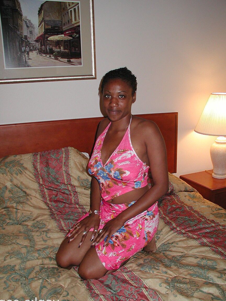 17P Ebony MILF com peitos flácidos Tammy fode sua buceta africana com vibrador