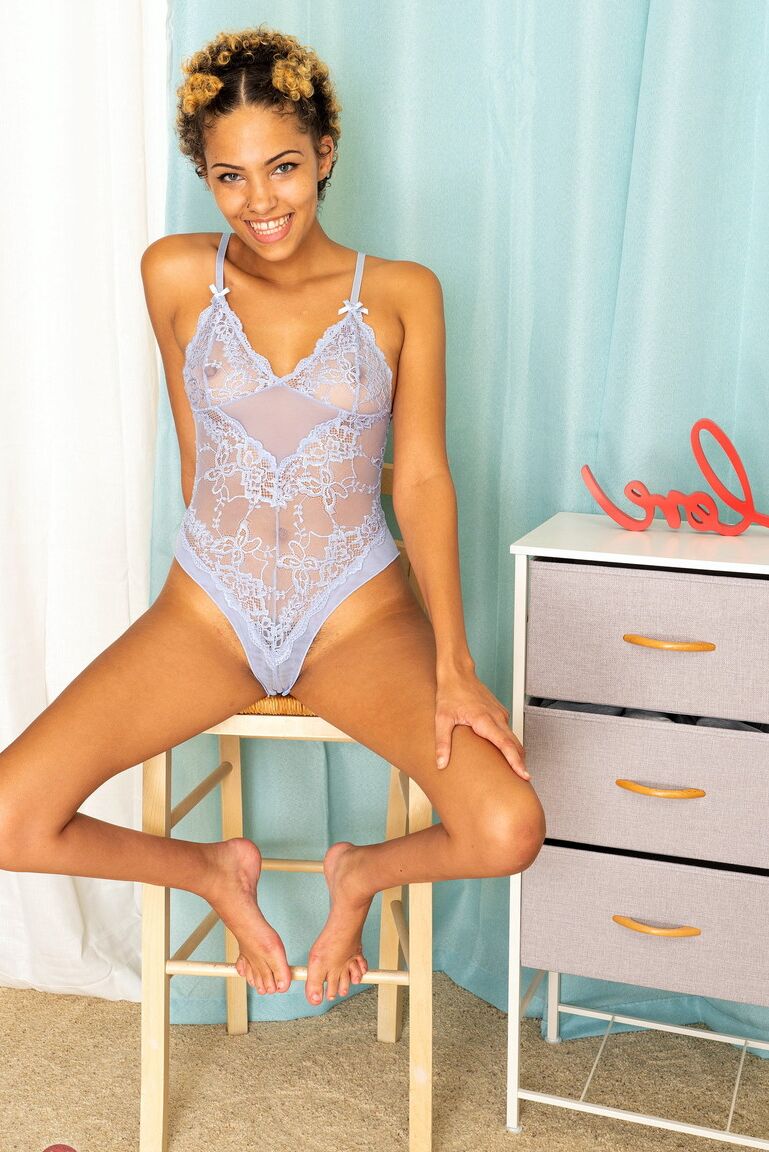 21P Ebony de tetas pequeñas Rebel expone su tupido castor y posa en una silla