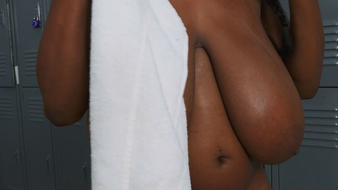 21P Adolescente de ébano con enormes tetas Rachel Raxxx hace una mamada en POV