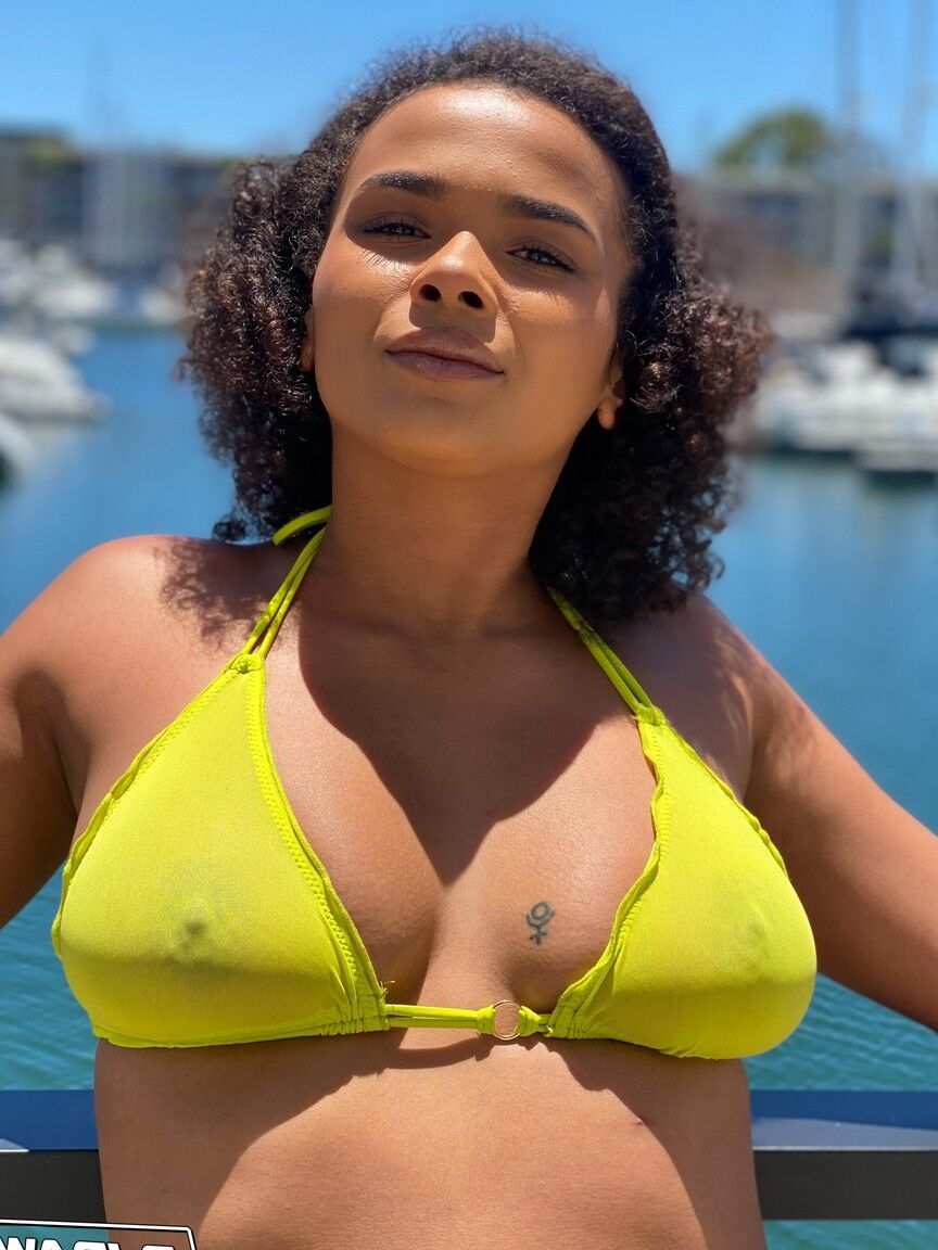 21P La negra de grandes tetas Alina Ali se desnuda y prueba una polla antes de recibir un facial