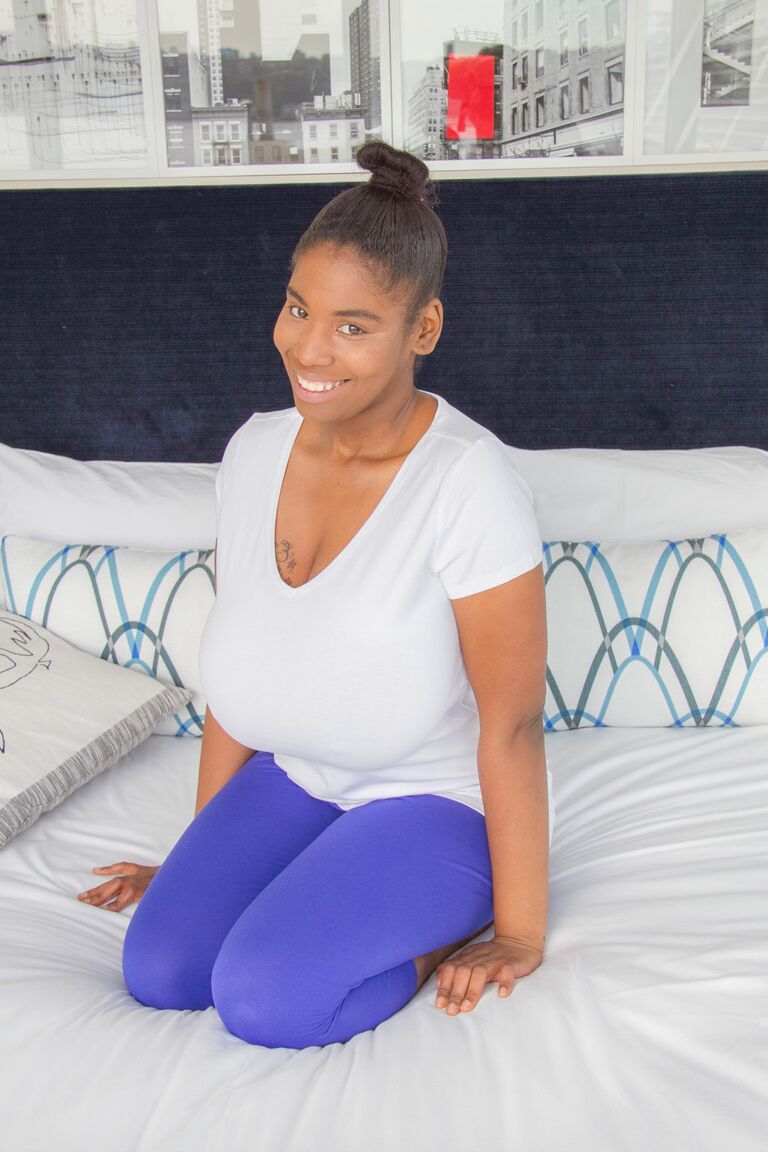 16P Chica negra gruesa desata sus enormes tetas caídas en ropa interior