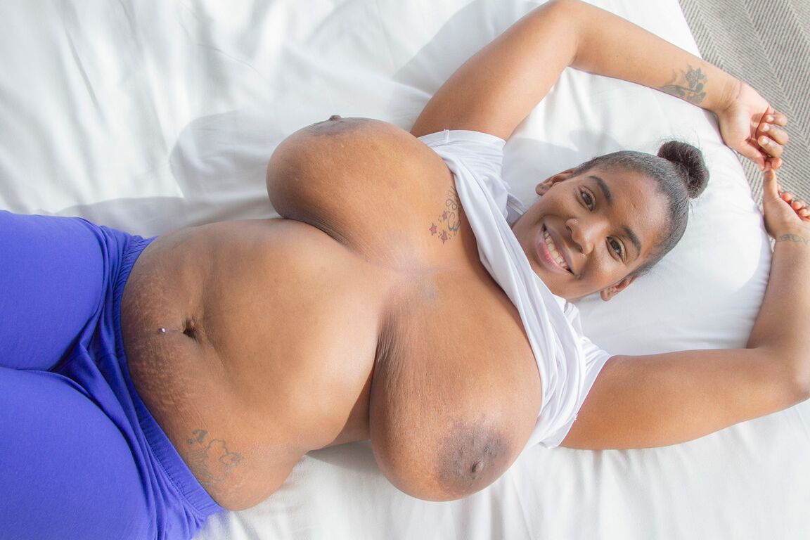 16P Chica negra gruesa desata sus enormes tetas caídas en ropa interior