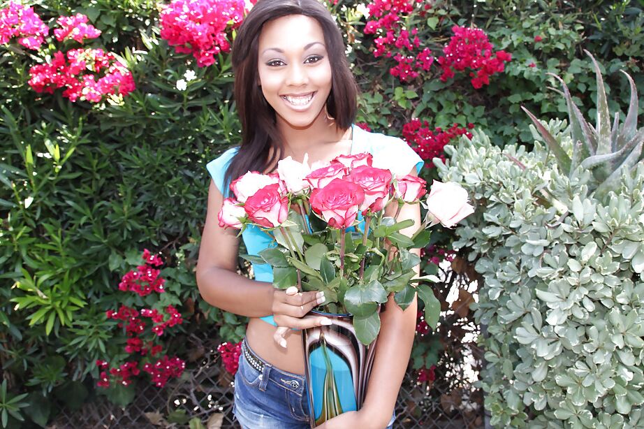 16P Leilani Leeanne, une douce femme d'ébène, enlève ses vêtements et pose nue.