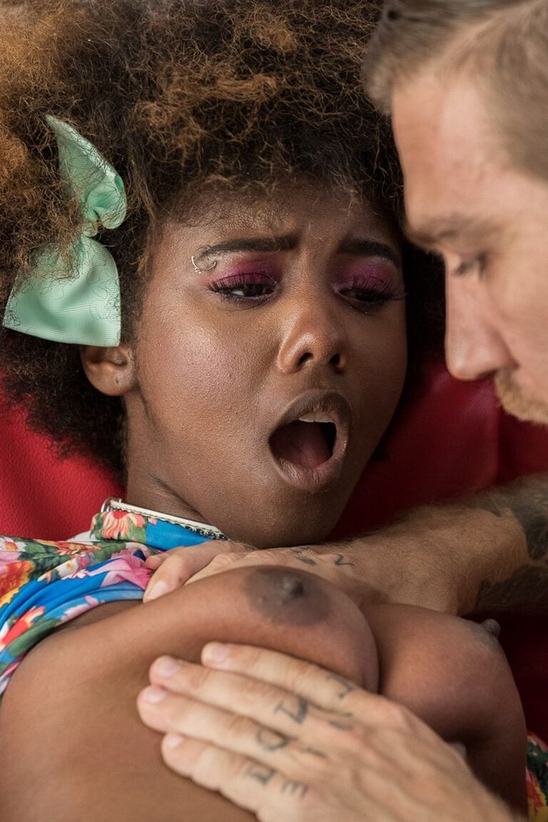 20P Der versaute Ebenholz-Pornostar Daizy Cooper spritzt nach einem heißen Blowjob