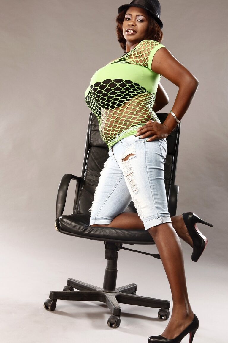 21P Miosotis Claribel, mature ébène bien roulée, laisse échapper ses seins géants sur une chaise