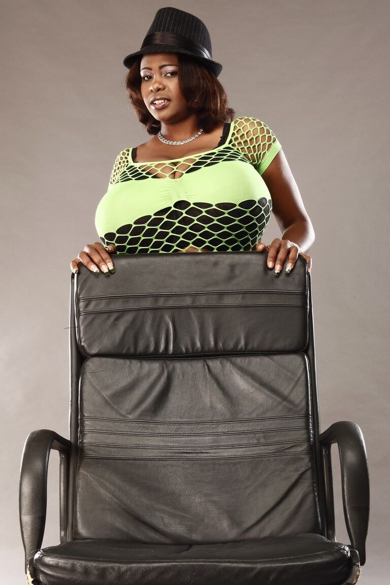 21P Miosotis Claribel, mature ébène bien roulée, laisse échapper ses seins géants sur une chaise