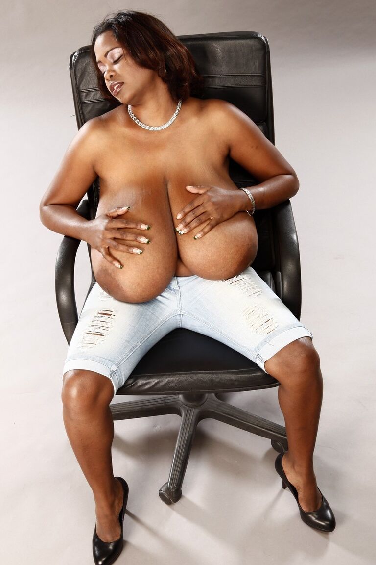 21P Miosotis Claribel, mature ébène bien roulée, laisse échapper ses seins géants sur une chaise