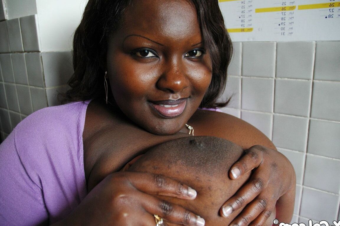 21P Curvy amateur ebony Mariana Kodjo displays her huge saggy tits in a solo