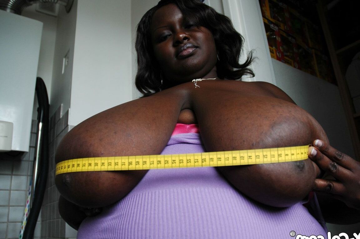 21P Curvy amateur ebony Mariana Kodjo displays her huge saggy tits in a solo