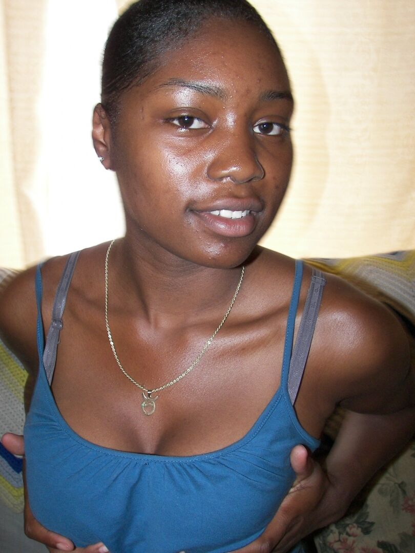 20P Ebony aux cheveux naturels parfaits London se déshabille et exhibe son manchon chaud