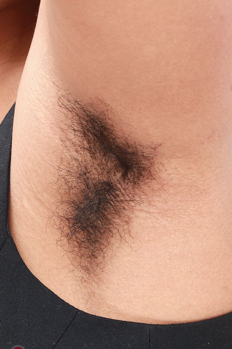 21P Exotische Ebenholz-Panreece wäscht ihre großen natürlichen Titten und ihre haarige Vagina