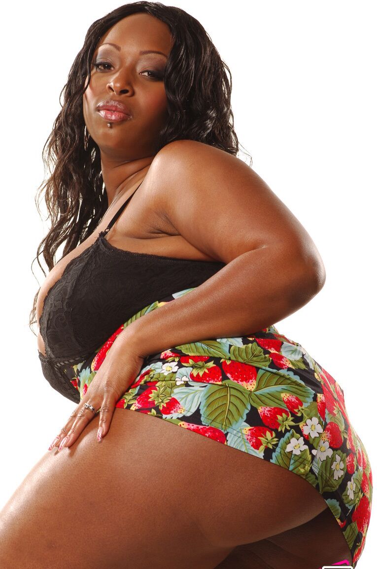 21P La curvilínea de ébano Skyy Black muestra su culo de burbuja y sus grandes tetas en una silla