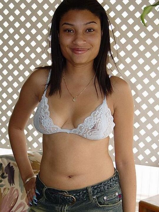 16P Chica solitaria de ébano abre sus tetas naturales antes de separar los labios de su coño