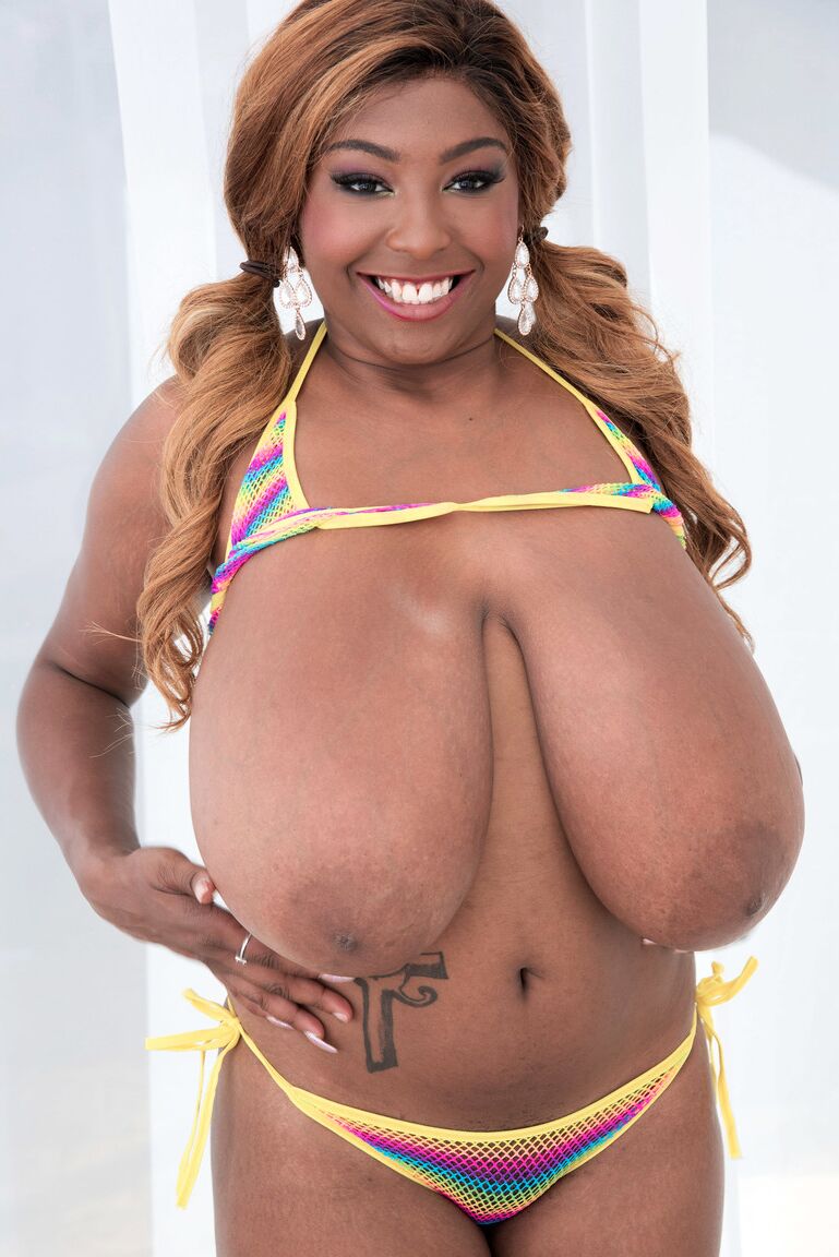 21P La bomba de ébano Rachel Raxxx juega con sus enormes tetas y posa desnuda