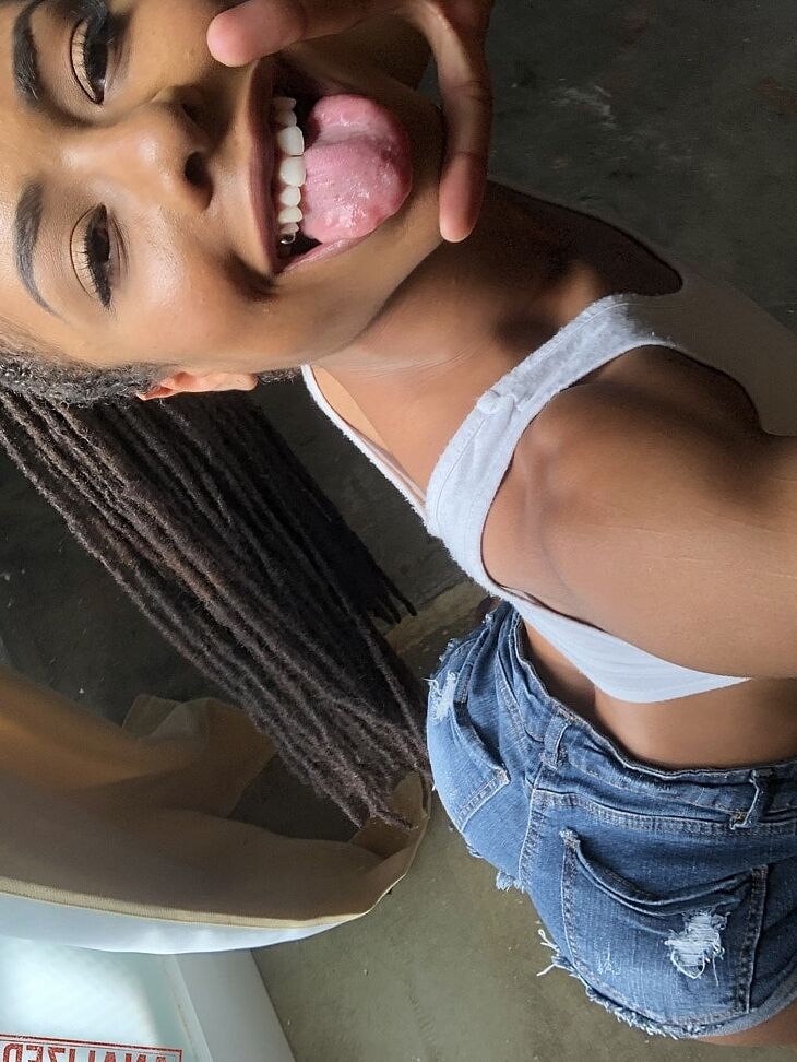 21P A linda adolescente de ébano Kira Noir revela sua bunda gostosa e peitos pequenos em um solo