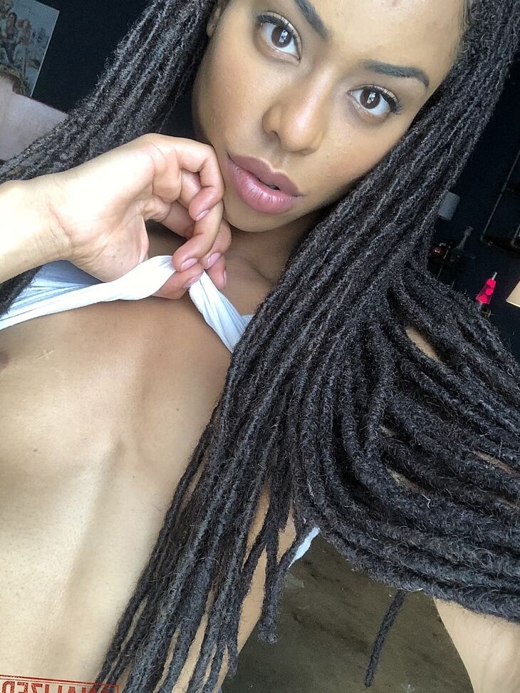 21P A linda adolescente de ébano Kira Noir revela sua bunda gostosa e peitos pequenos em um solo