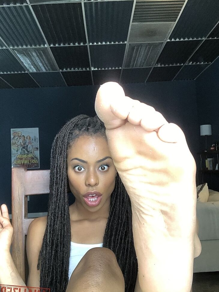 21P A linda adolescente de ébano Kira Noir revela sua bunda gostosa e peitos pequenos em um solo