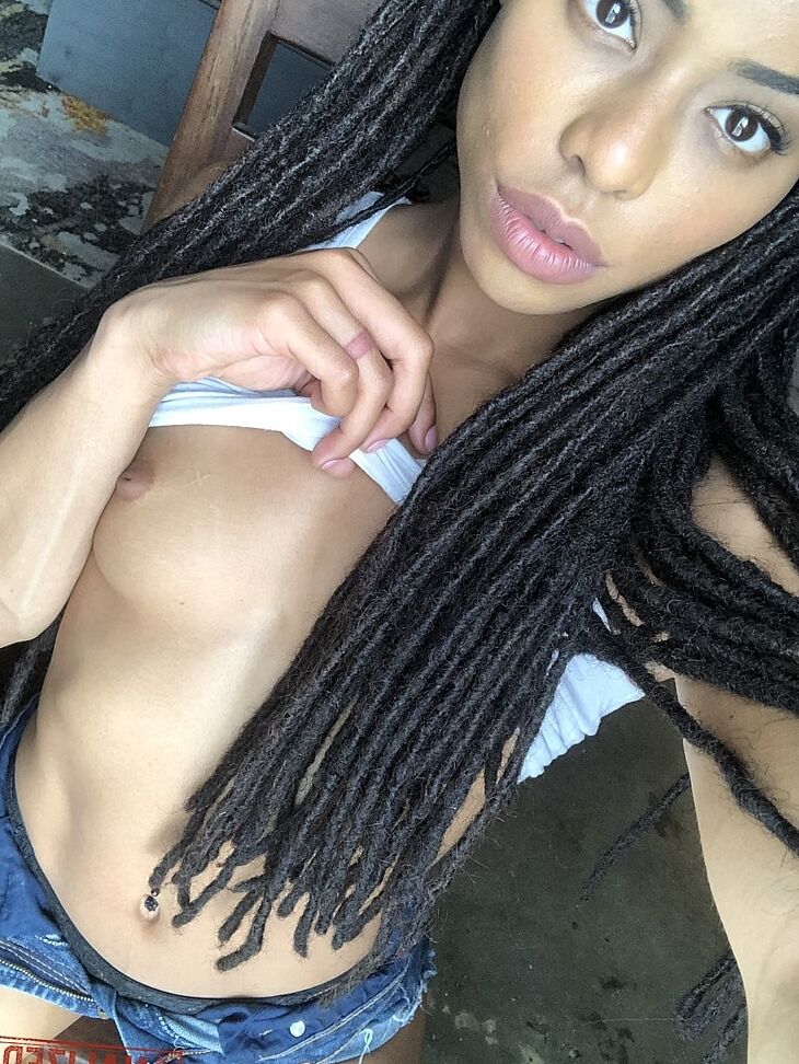 21P A linda adolescente de ébano Kira Noir revela sua bunda gostosa e peitos pequenos em um solo