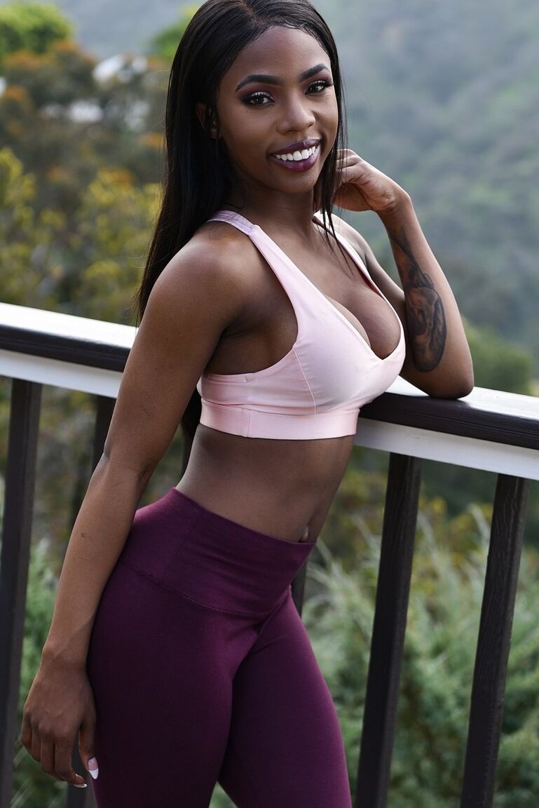 16P La sexy de ébano Sarah Banks se ve increíble con esta ropa deportiva ajustada
