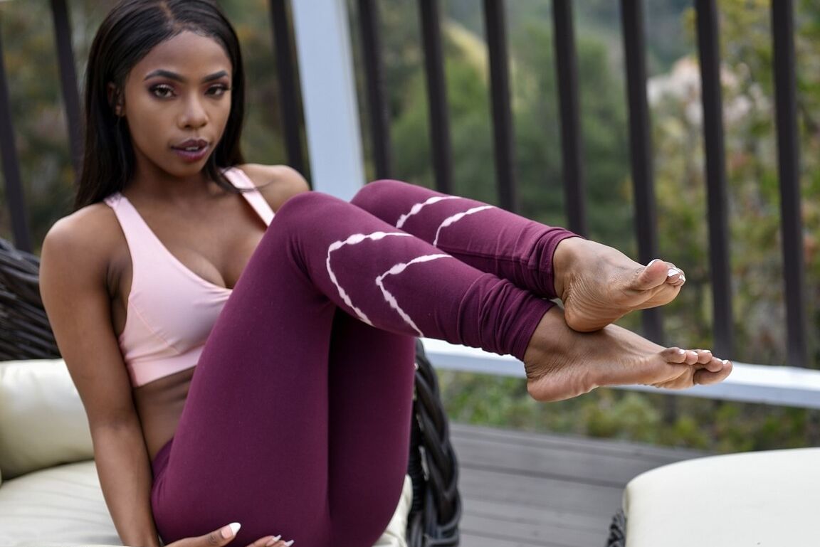 16P La sexy de ébano Sarah Banks se ve increíble con esta ropa deportiva ajustada