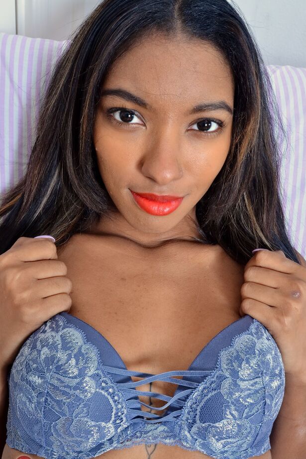 16P Ebony Raven Wilde fait sa première de mannequin nue avec retrait de lingerie