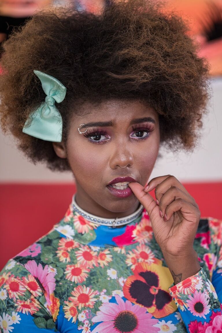17P A estrela pornô de ébano Daizy Cooper mostrando seus seios naturais em ação solo