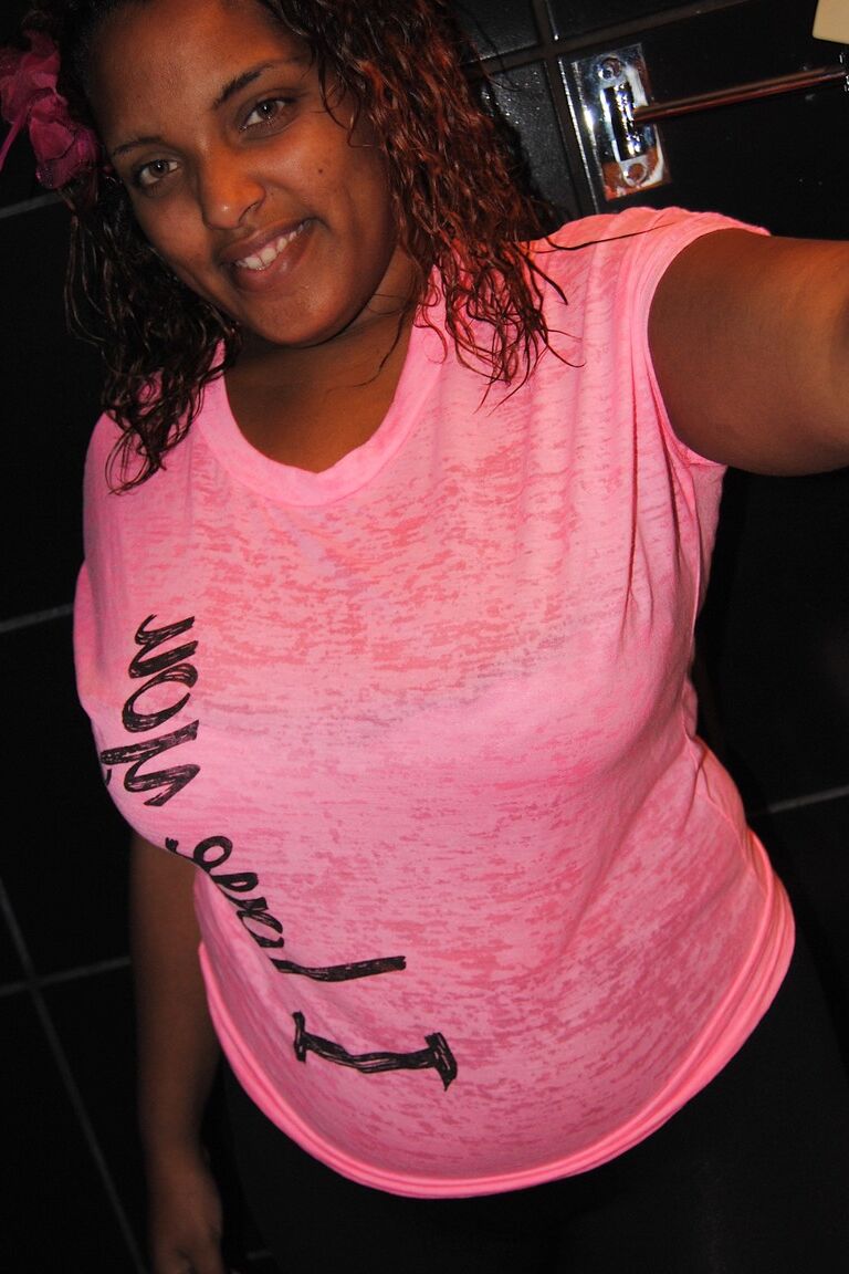 21P Chubby Ebony Diamond hebt ihr Hemd hoch und zeigt ihre großen natürlichen Titten