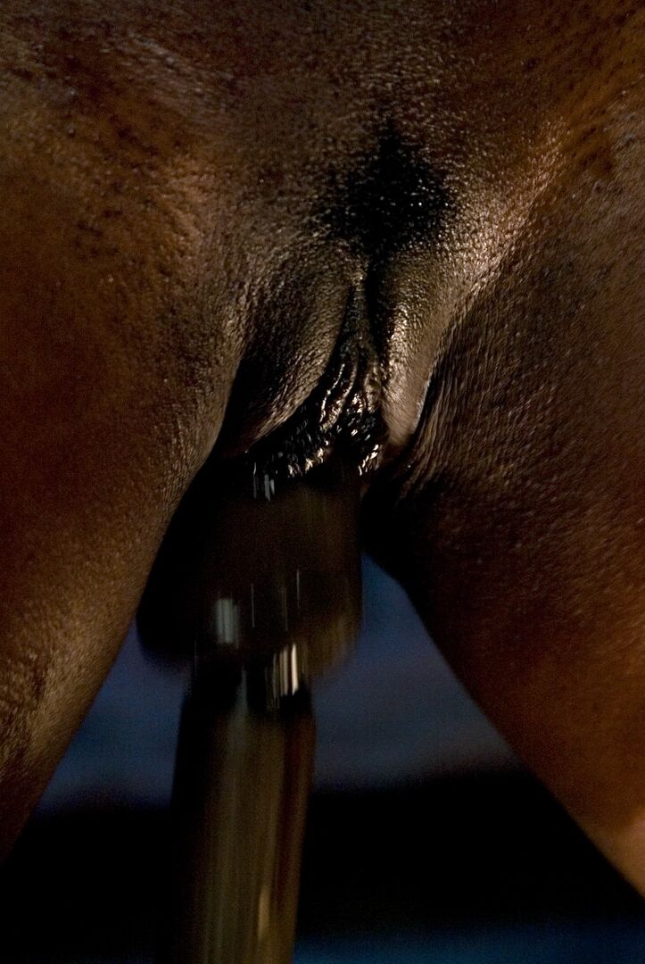 21P A famosa estrela pornográfica de ébano Jada Fire é fodida com um brinquedo enquanto está amarrada